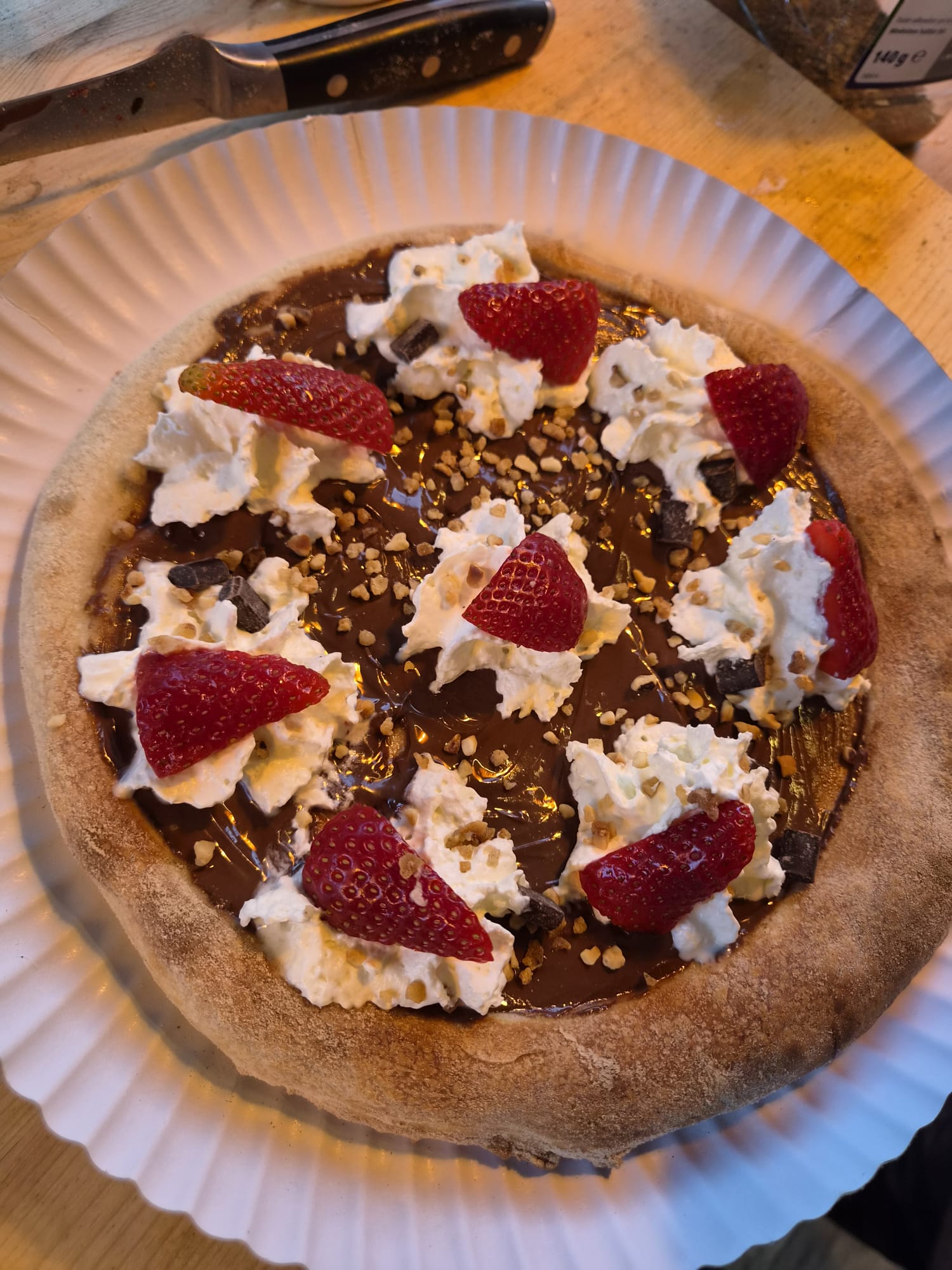 Dessert-Pizza mit Schokolade und Erdbeeren