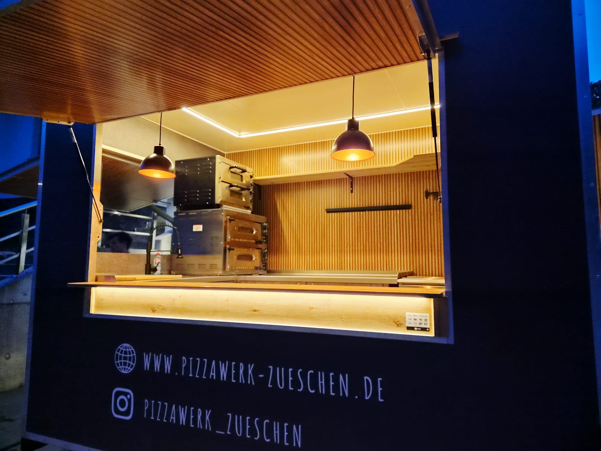 PizzaWerk Anhänger bei Nacht mit Beleuchtung